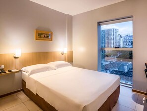 经典客房, 1 张双人床 | 客房内保险箱、办公桌、笔记本电脑工作区、熨斗/熨板