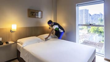 Een kluis op de kamer, een bureau, een laptopwerkplek