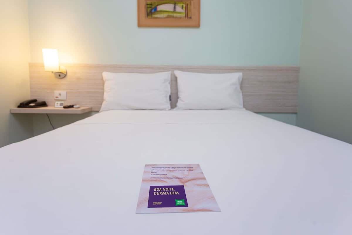 Habitación estándar, 1 cama matrimonial | Caja de seguridad en la habitación y escritorio