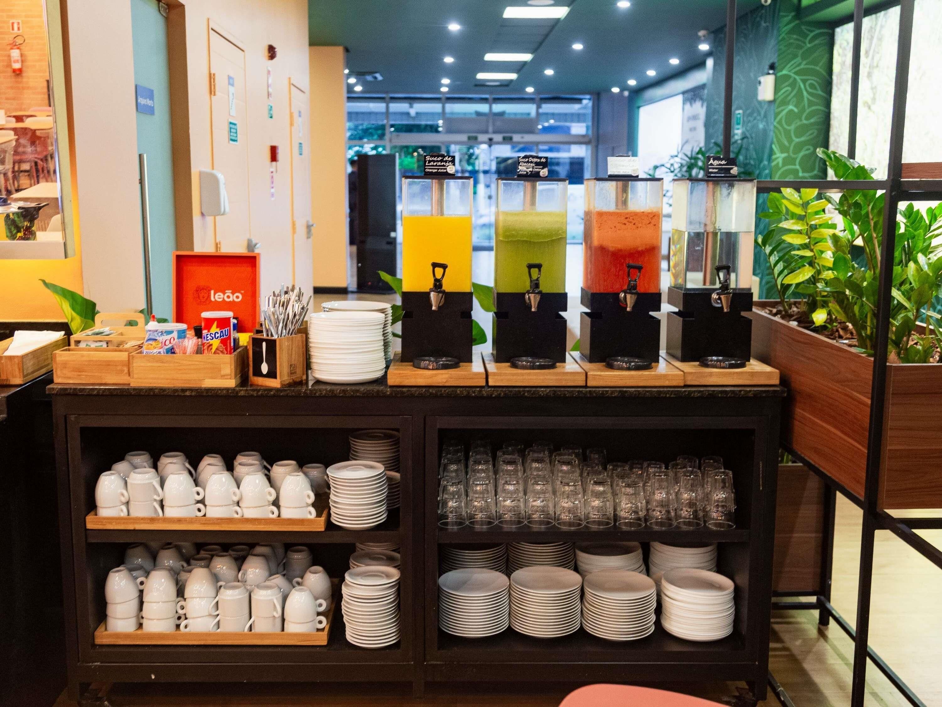 Se ofrece un desayuno completo todos los días (58 BRL por persona)