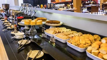 S'hi serveixen plats de cuina brasilera