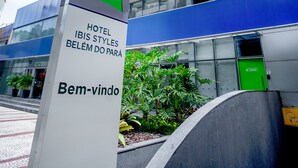 Un moderno cartel de hotel con la inscripción 'ibis Styles' y 'Hotel ibis Styles Belém do Pará', que indica el nombre y la ubicación del hotel.