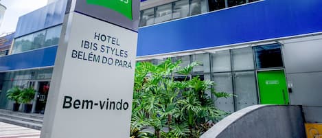A modern hotel sign with "ibis Styles" and "Hotel ibis Styles Belém do Pará" text, indicating the hotel's name and location.