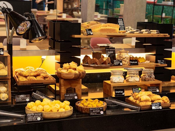 Una vitrina de panadería con diversas opciones de pastelería y productos horneados.