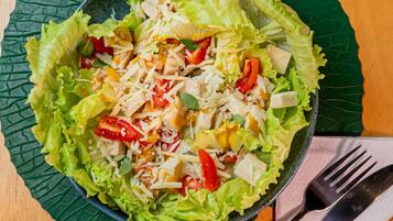 Ensalada con lechuga, tomates y queso sobre un plato.