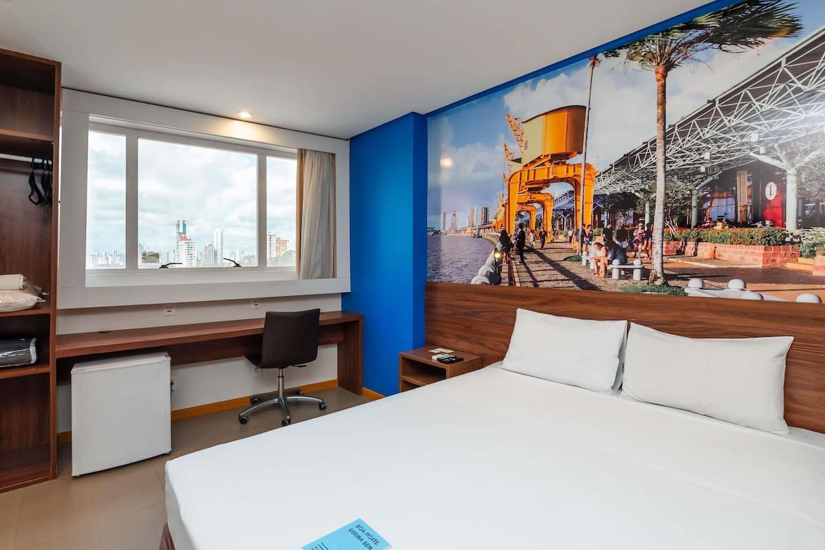 Escritorio, cunas gratuitas, wifi gratis y ropa de cama