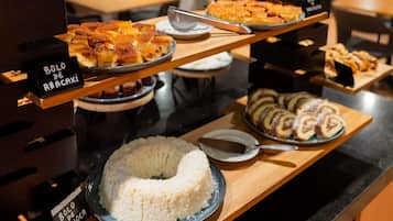 Desayuno completo (BRL 53.00 por persona)