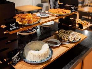 Daily full breakfast (BRL 53.00 per person)