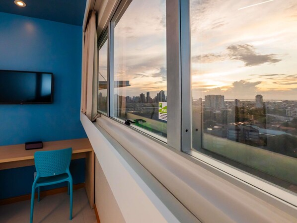 Standardzimmer, 1 Doppelbett | Schreibtisch, kostenlose Babybetten, kostenloses WLAN, Bettwäsche
