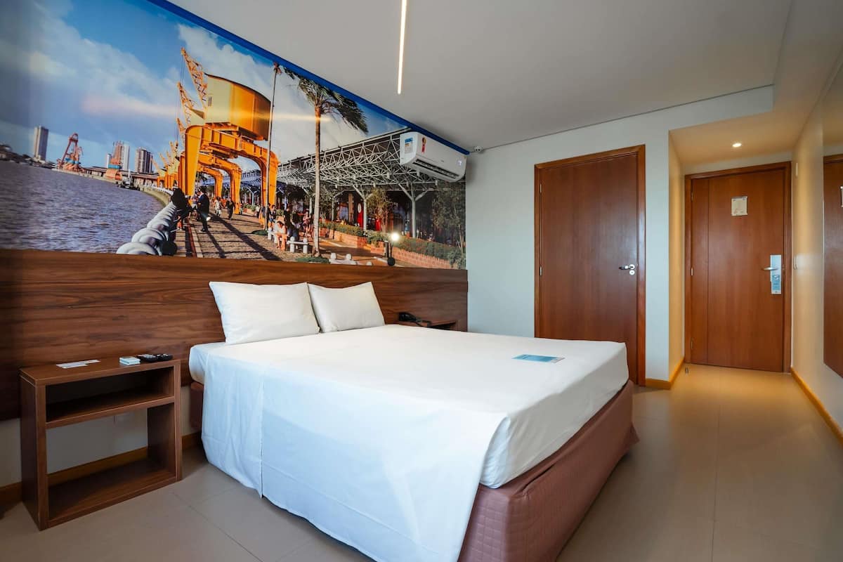 Escritorio, cunas gratuitas, wifi gratis y ropa de cama