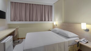 标准双人房 | 办公桌、免费婴儿床、免费 WiFi、床单