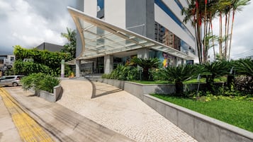 Vista frontal de la propiedad