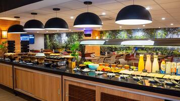 Desayuno completo diario (BRL 58.00 por persona)