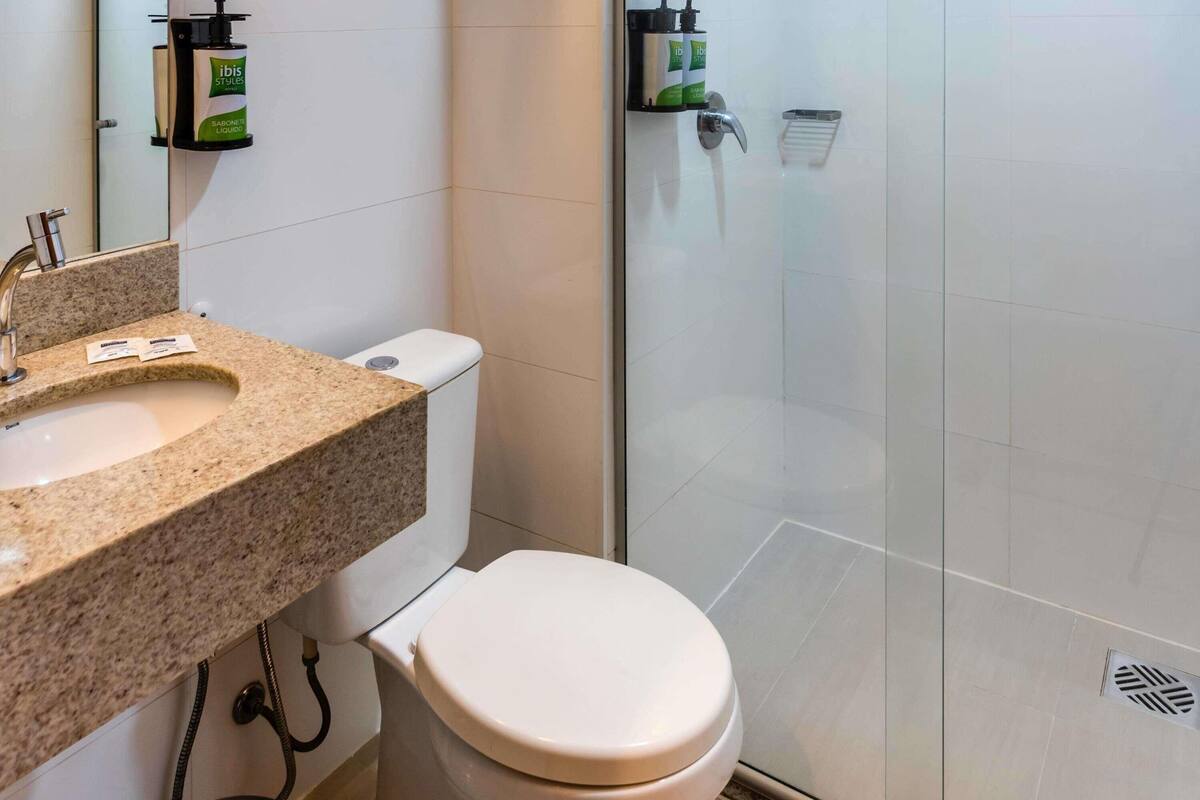 desk, free cots/infant beds, free wifi, bed sheets