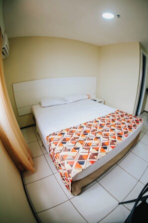 Habitació doble estàndard, vistes a la ciutat | Minibar, escriptori, cortines opaques i planxa i posts de planxar 