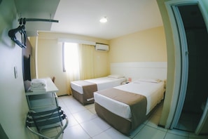 Minibar, escritorio, cortinas blackout y tabla de planchar con plancha