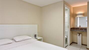 Habitación doble estándar, vista a la ciudad | Minibar, escritorio, cortinas blackout y tabla de planchar con plancha