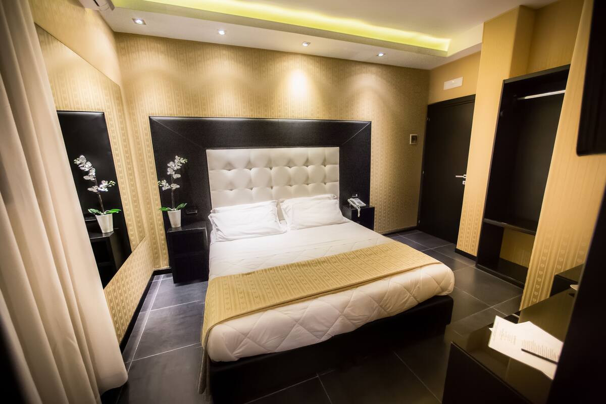 Minibar, caja de seguridad en la habitación y escritorio 