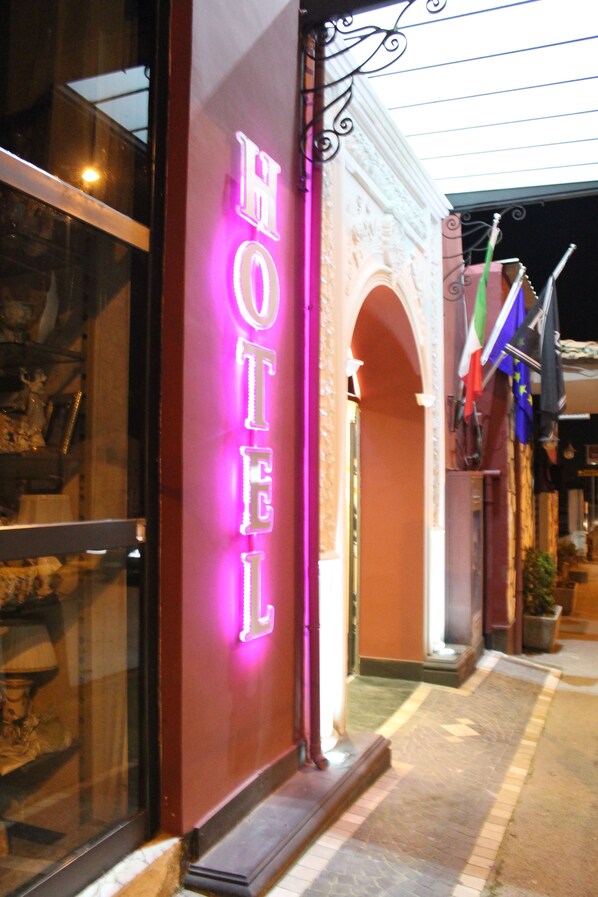 Fassade der Unterkunft – Abend/Nacht