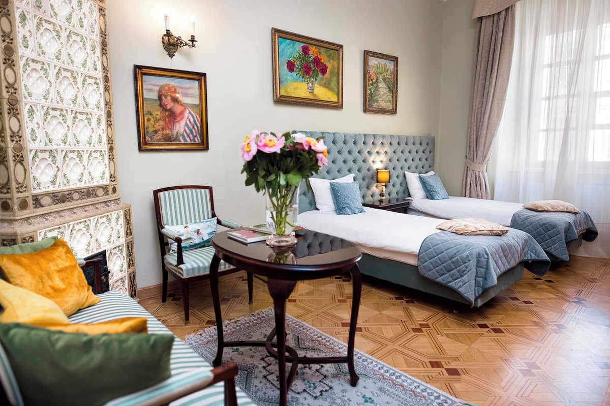 Deluxe Suite with Market Square View I - 70 m2 | Ropa de cama de alta calidad y decoración personalizada