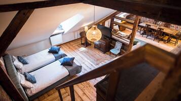 Deluxe Loft with Air Conditioning - 70 m2 | Zona de estar | Una televisión LCD