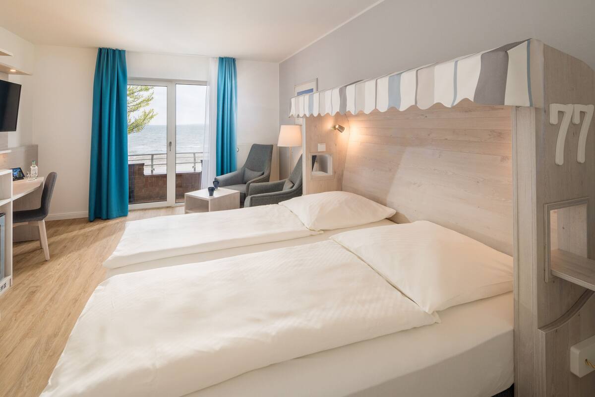 hypo-allergenic bedding, in-room safe, desk, soundproofing