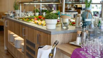 Tägliches Frühstücksbuffet gegen Gebühr