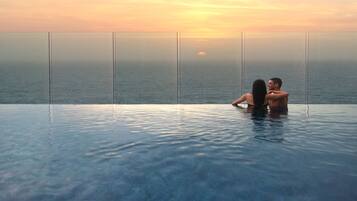 Alberca al aire libre, camas balinesas gratuitas y camastros