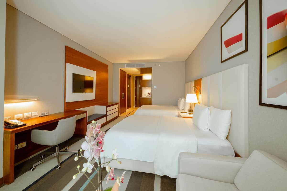 1 bedroom, Egyptian cotton sheets, premium bedding, down comforters