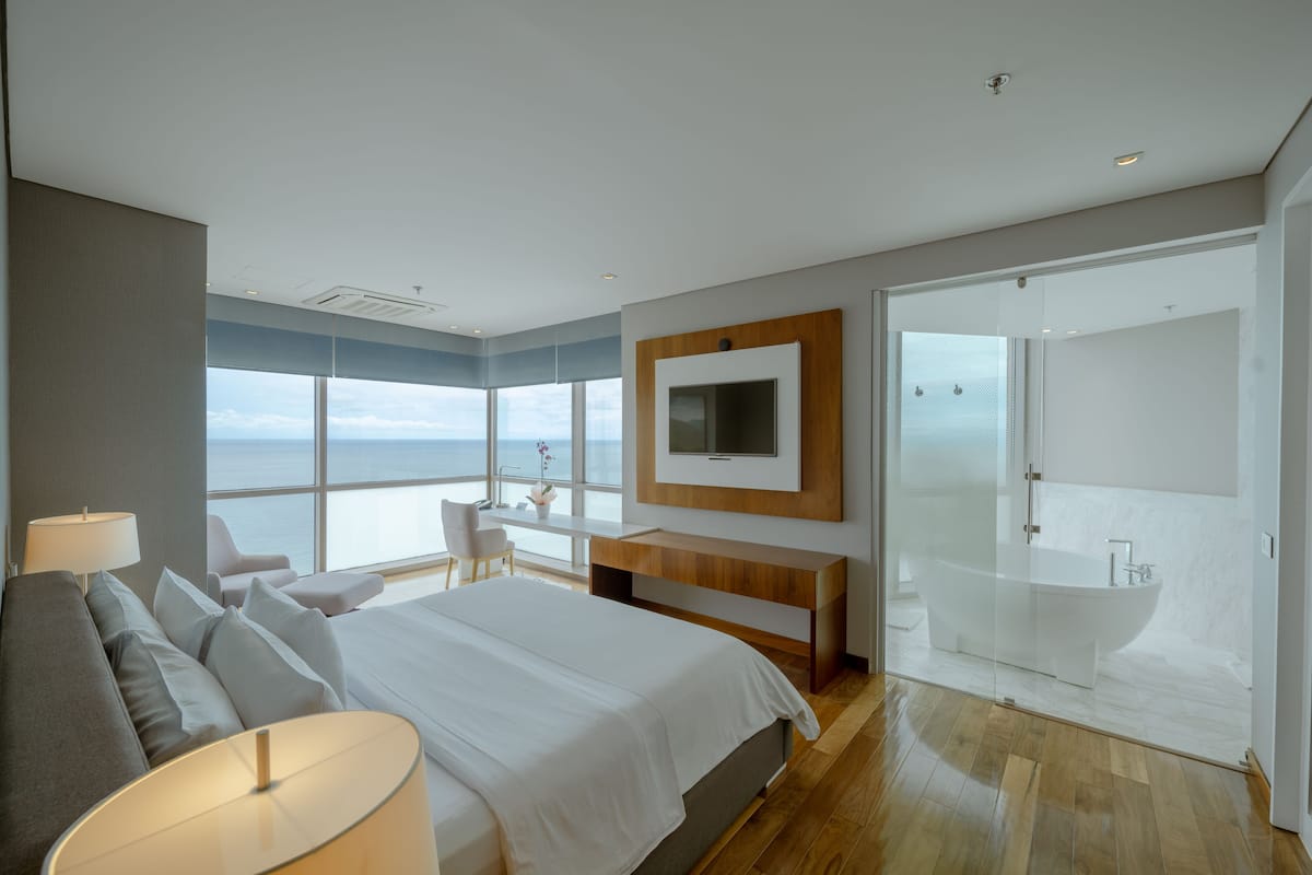1 bedroom, Egyptian cotton sheets, premium bedding, down duvets