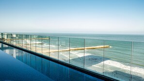 Alberca al aire libre, camas balinesas gratuitas y camastros 