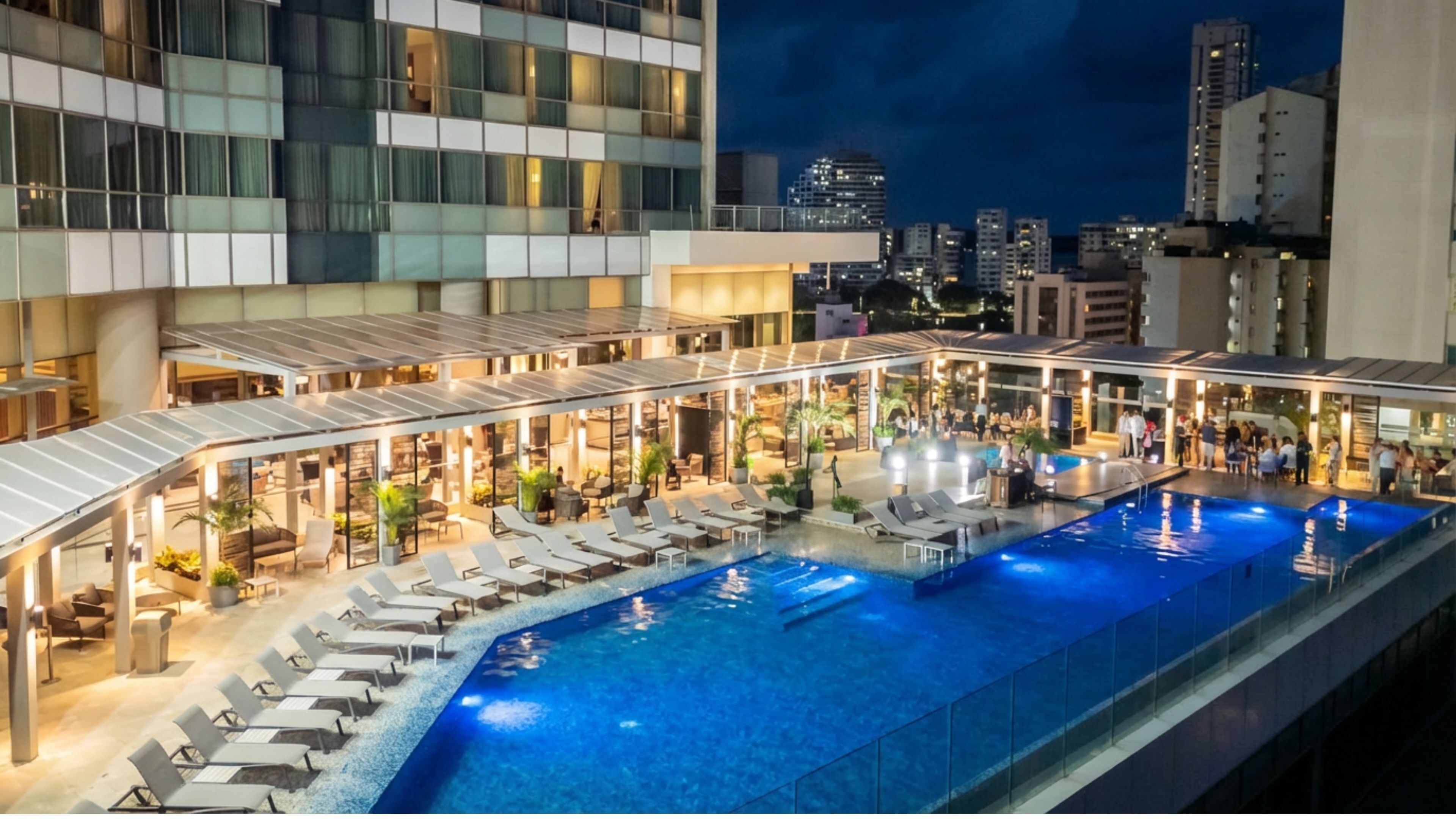 Utendørsbasseng, bassengtelt (inkludert) og solsenger