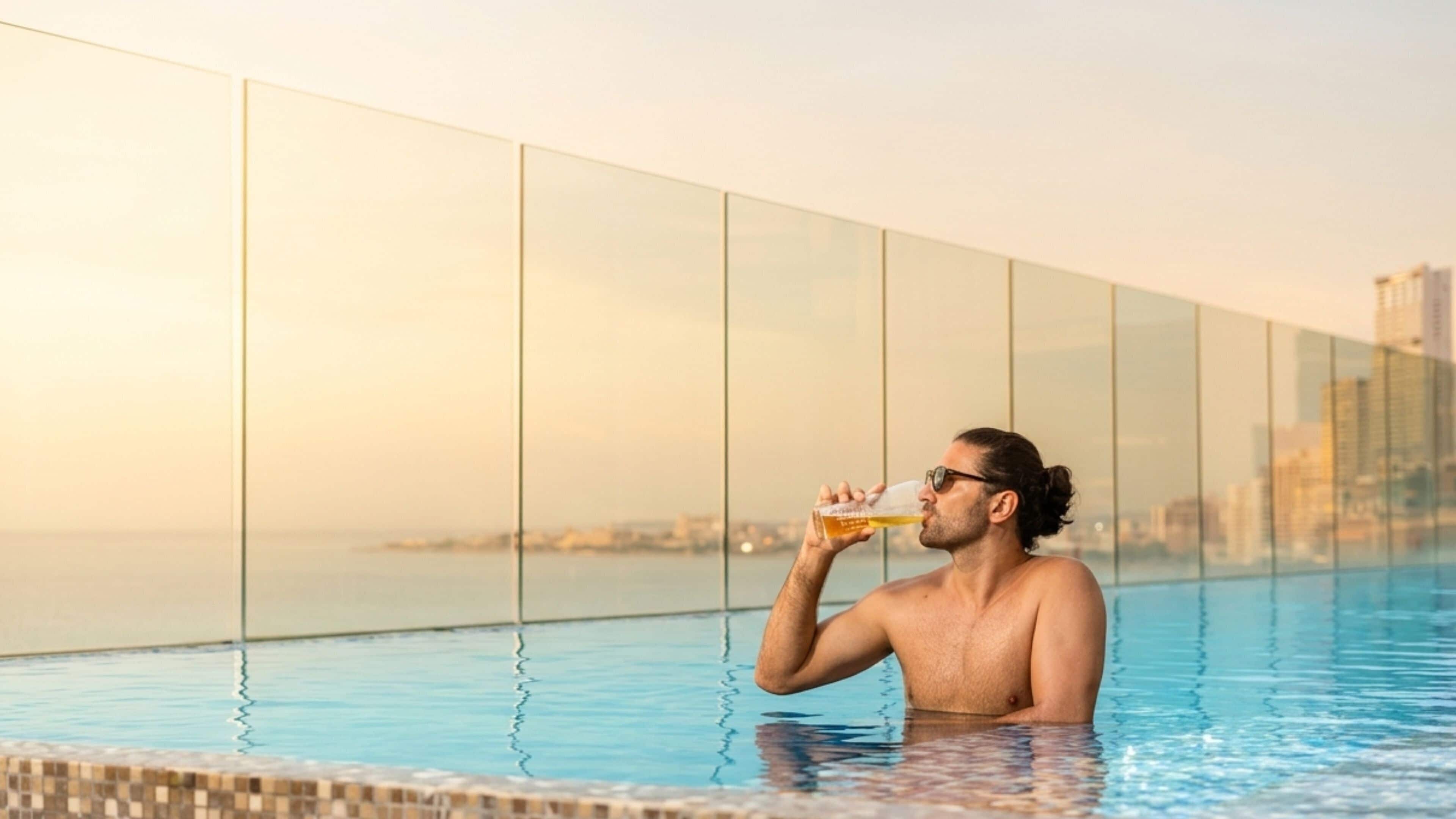 Outdoor pool, free cabanas, sun loungers