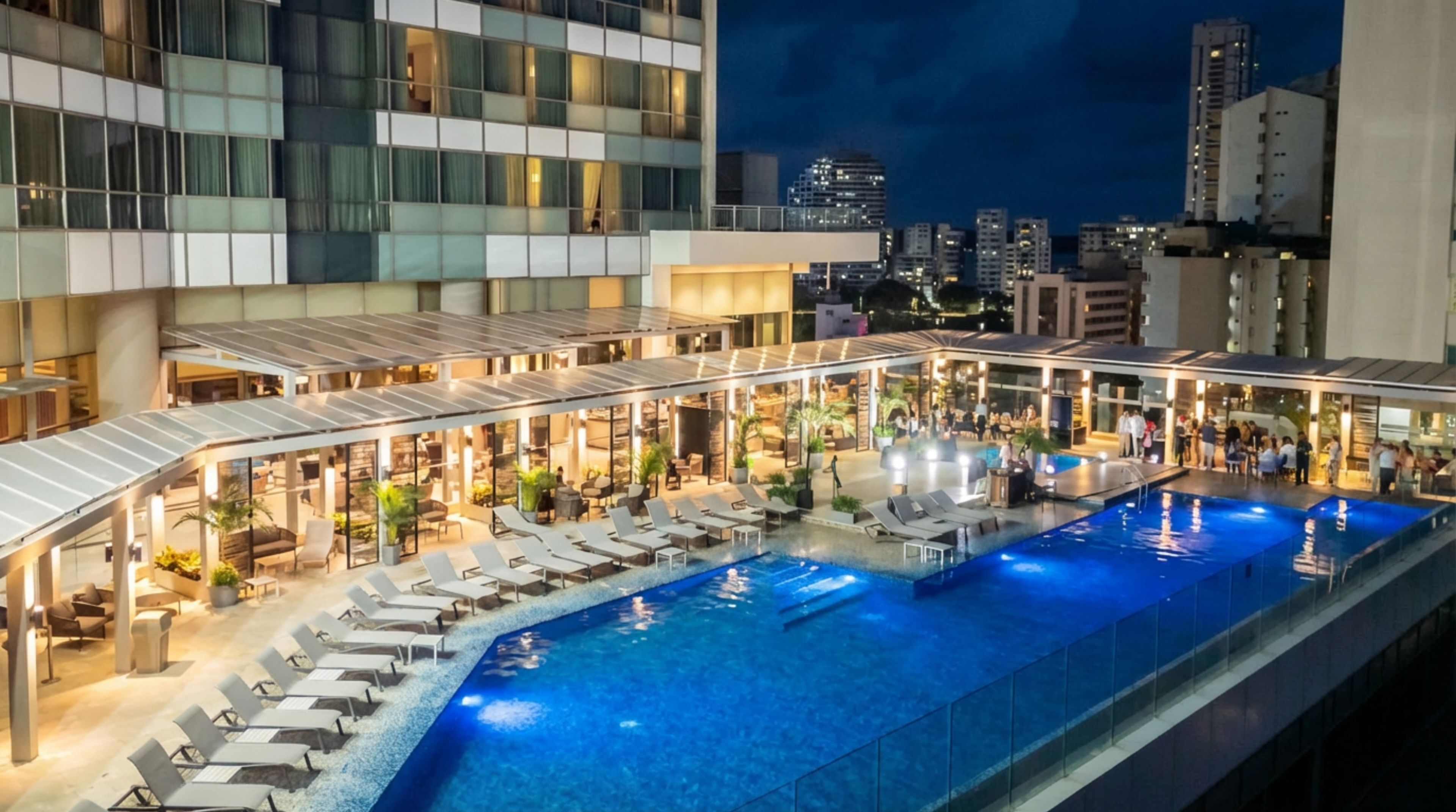 Alberca al aire libre, camas balinesas gratuitas y camastros 