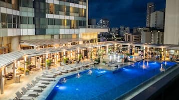 Alberca al aire libre, camas balinesas gratuitas y camastros