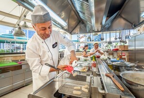 Se sirven desayunos, comidas y cenas con vista a la alberca