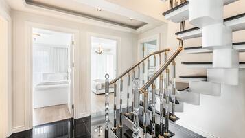 Dúplex, 3 habitaciones | Tabla de planchar con plancha, cunas, wifi gratis y ropa de cama