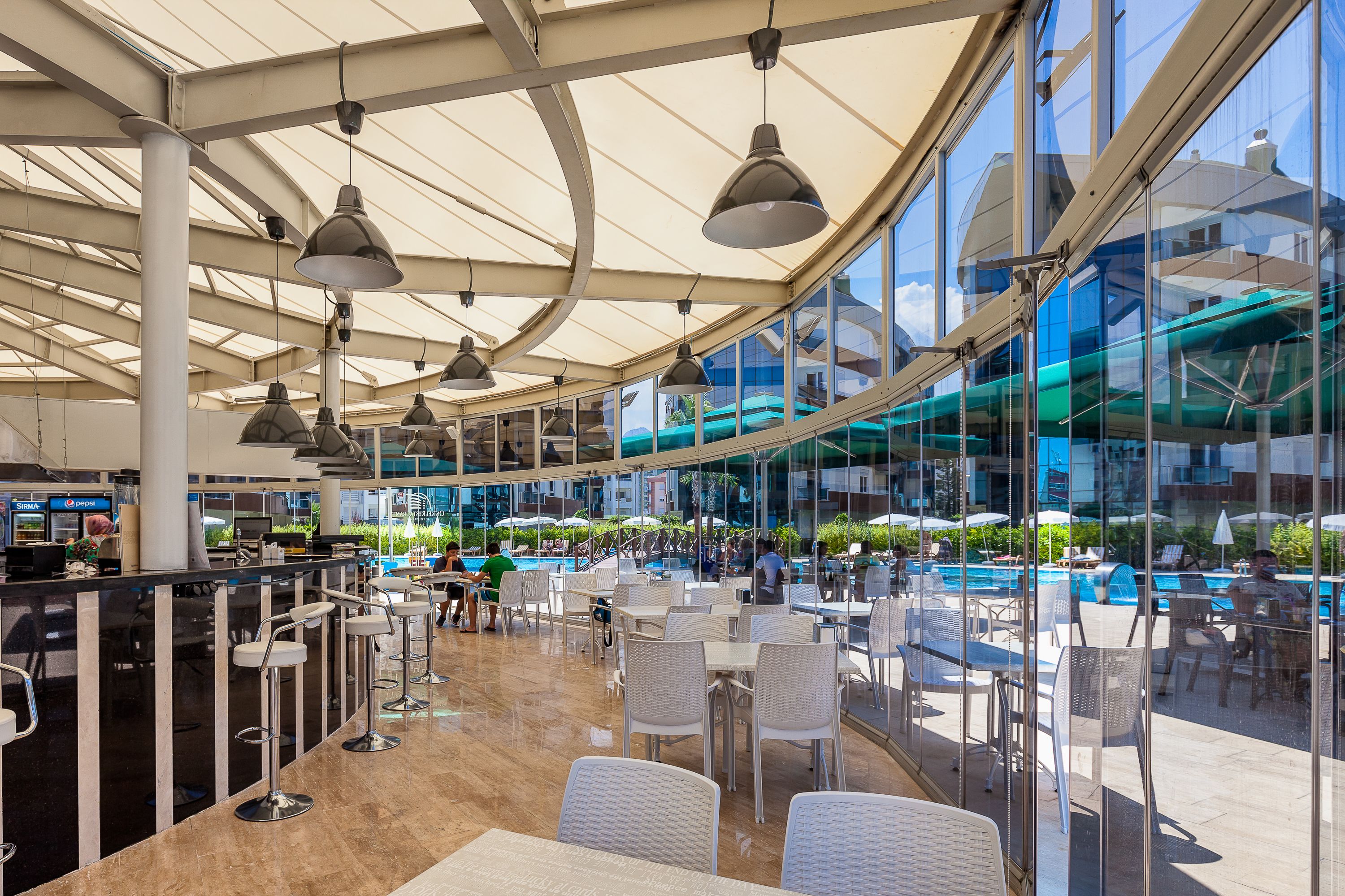 Frokost, lunsj og middag serveres, utsikt mot bassenget