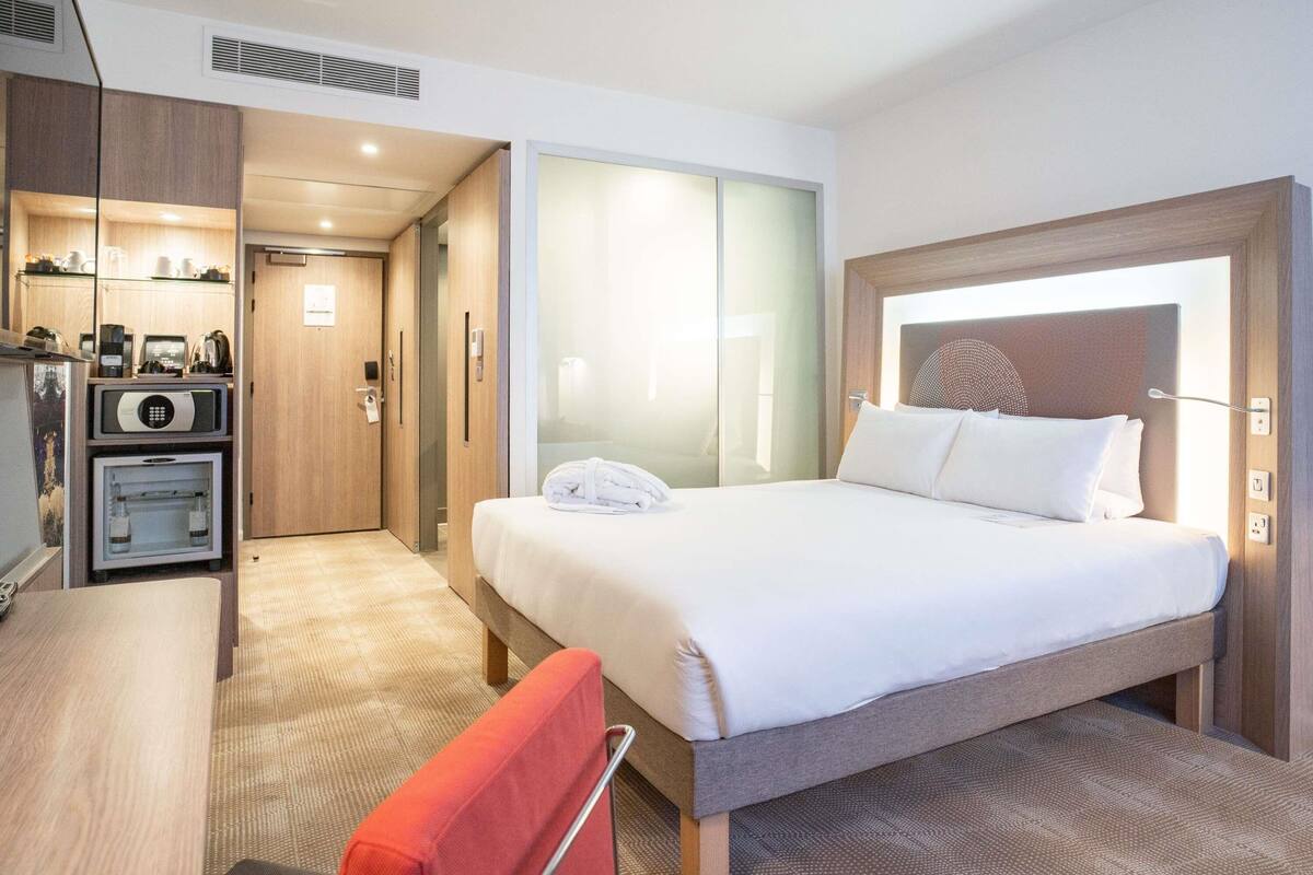 Premium Room, 1 Queen Bed (Executive) | Minibar, in-room safe, desk, soundproofing