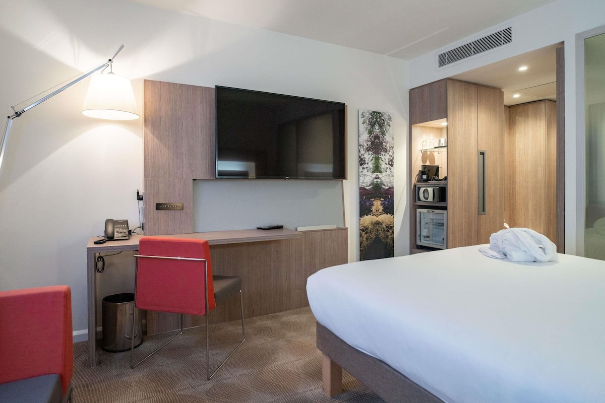 Premium Room, 1 Queen Bed (Executive) | Minibar, in-room safe, desk, soundproofing