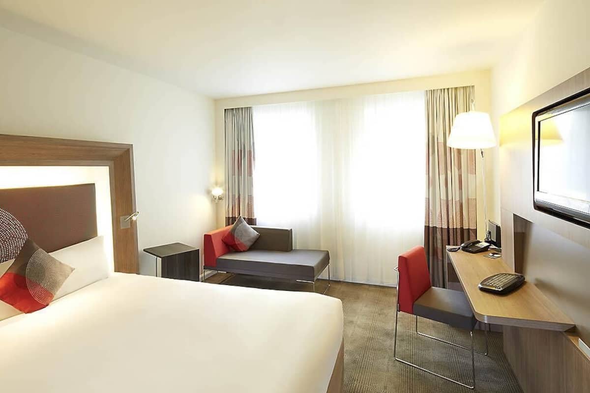 Premium-Zimmer, 1 Queen-Bett (Executive) | Minibar, Zimmersafe, Schreibtisch, schallisolierte Zimmer