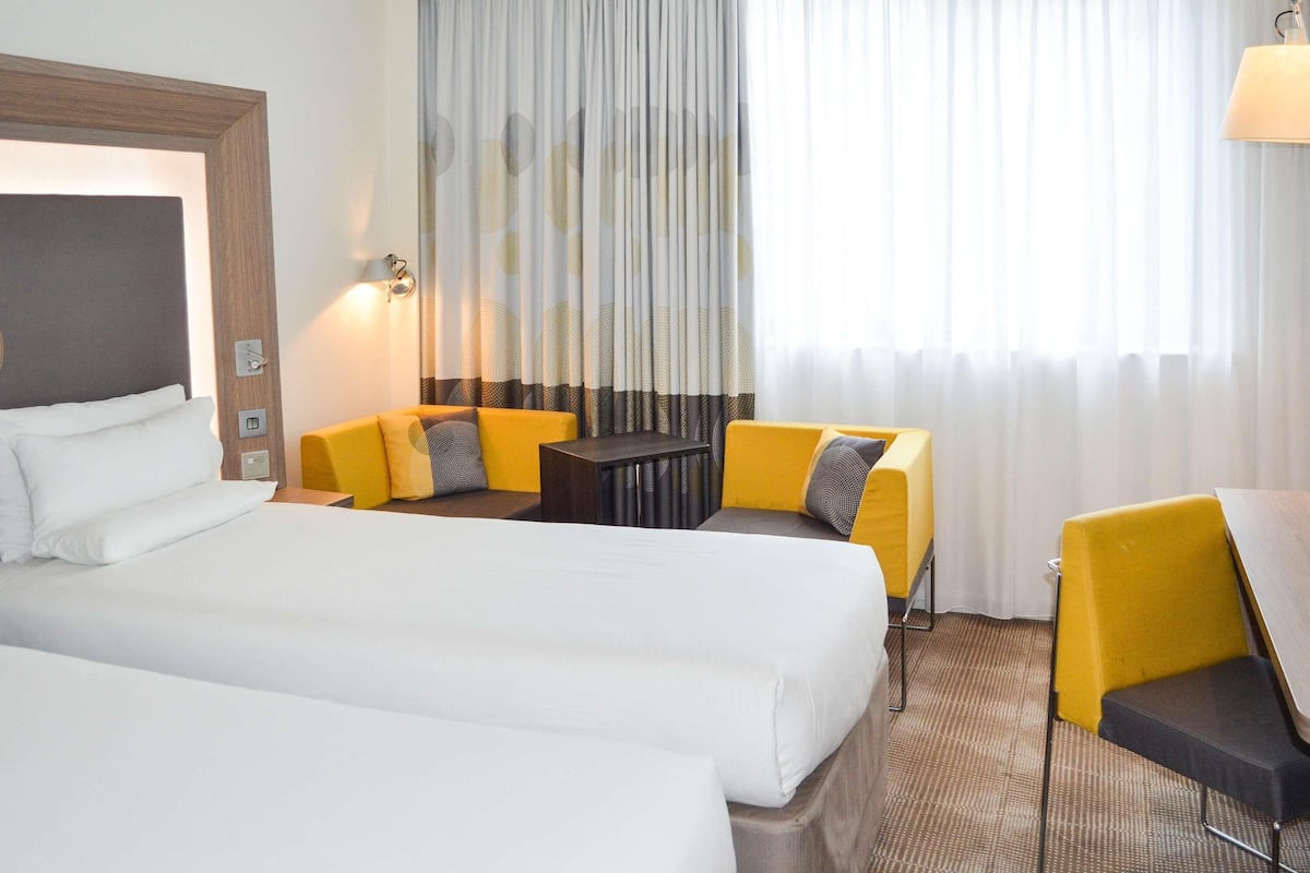 Habitación superior con 2 camas individuales, 2 camas individuales | Minibar, caja de seguridad en la habitación y escritorio