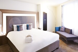 Premium Room, 1 Queen Bed (Executive) | Minibar, in-room safe, desk, soundproofing