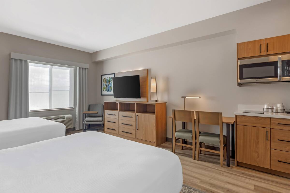 Standaard kamer, 2 queensize bedden, niet-roken, kitchenette (Shower Only) | Luxe beddengoed, een kluis op de kamer, een bureau, een laptopwerkplek