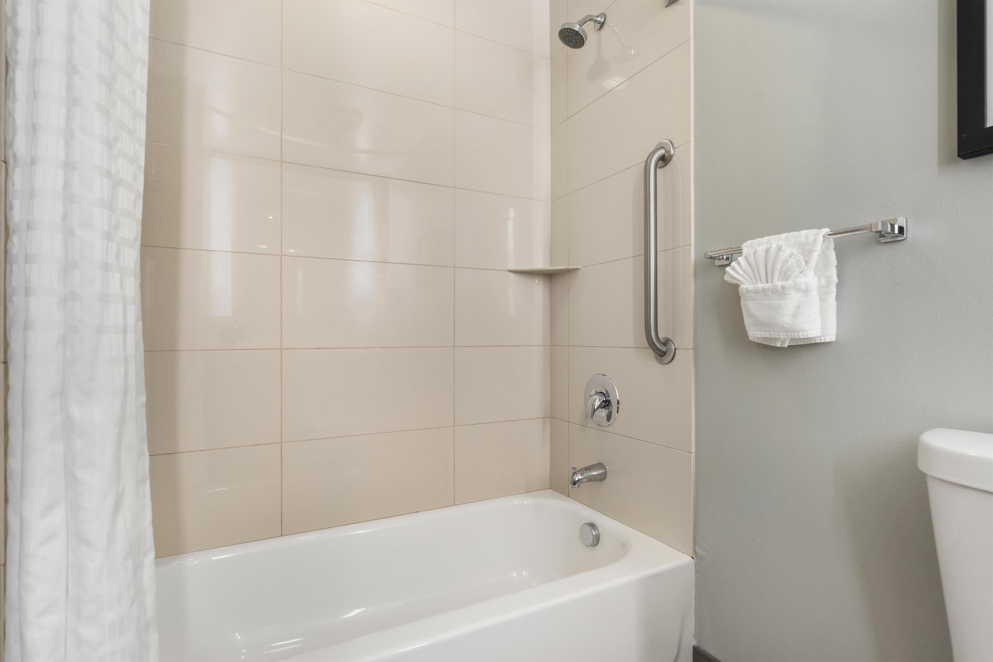 Ein Badezimmer mit einer Badewanne, einer Dusche und einem WC.