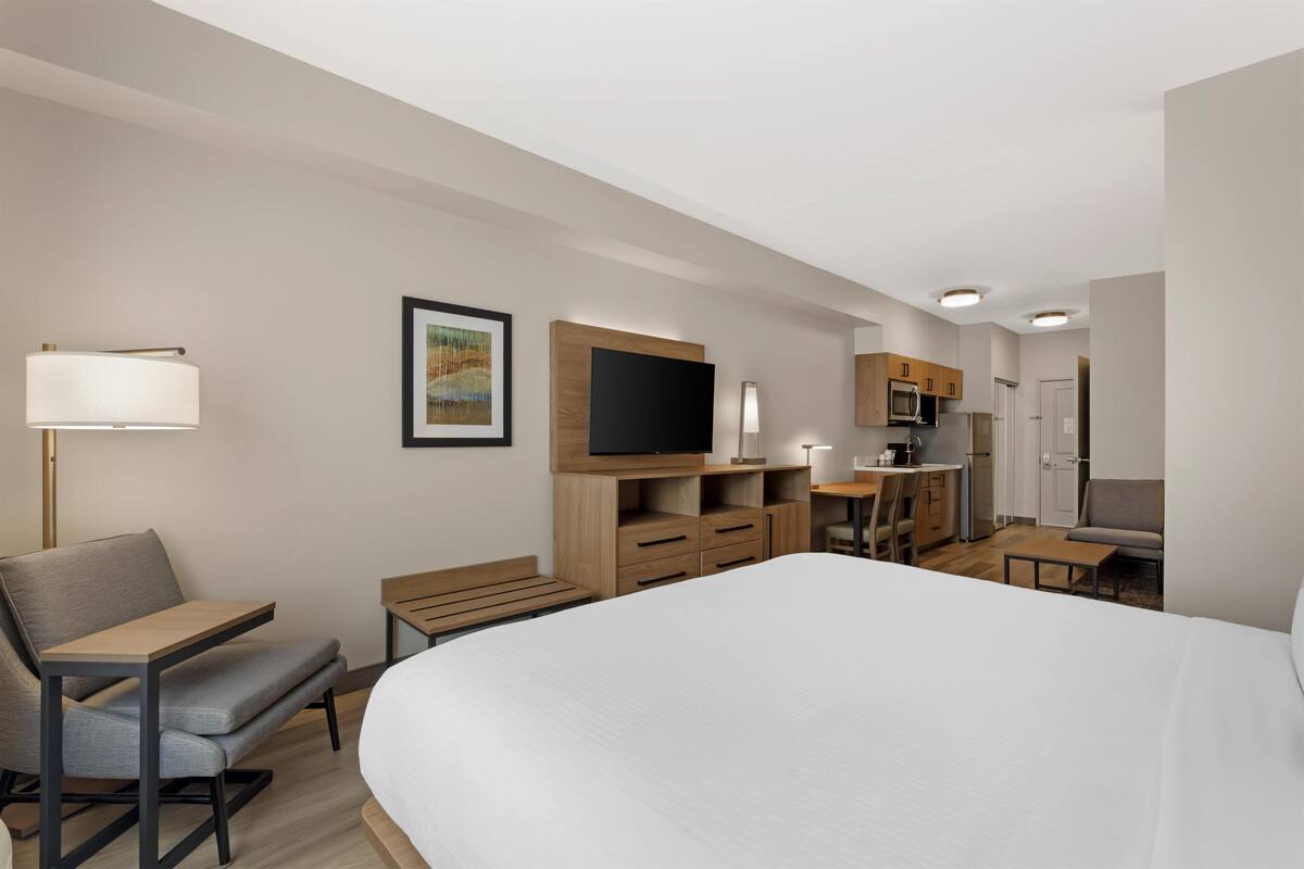 Standaard kamer, 1 kingsize bed, niet-roken, kitchenette (Shower Only) | Luxe beddengoed, een kluis op de kamer, een bureau, een laptopwerkplek