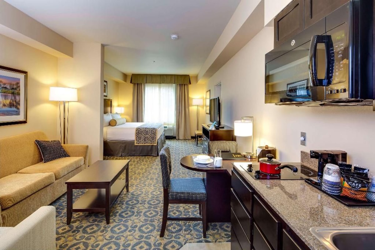 Premium bedding, in-room safe, desk, laptop workspace