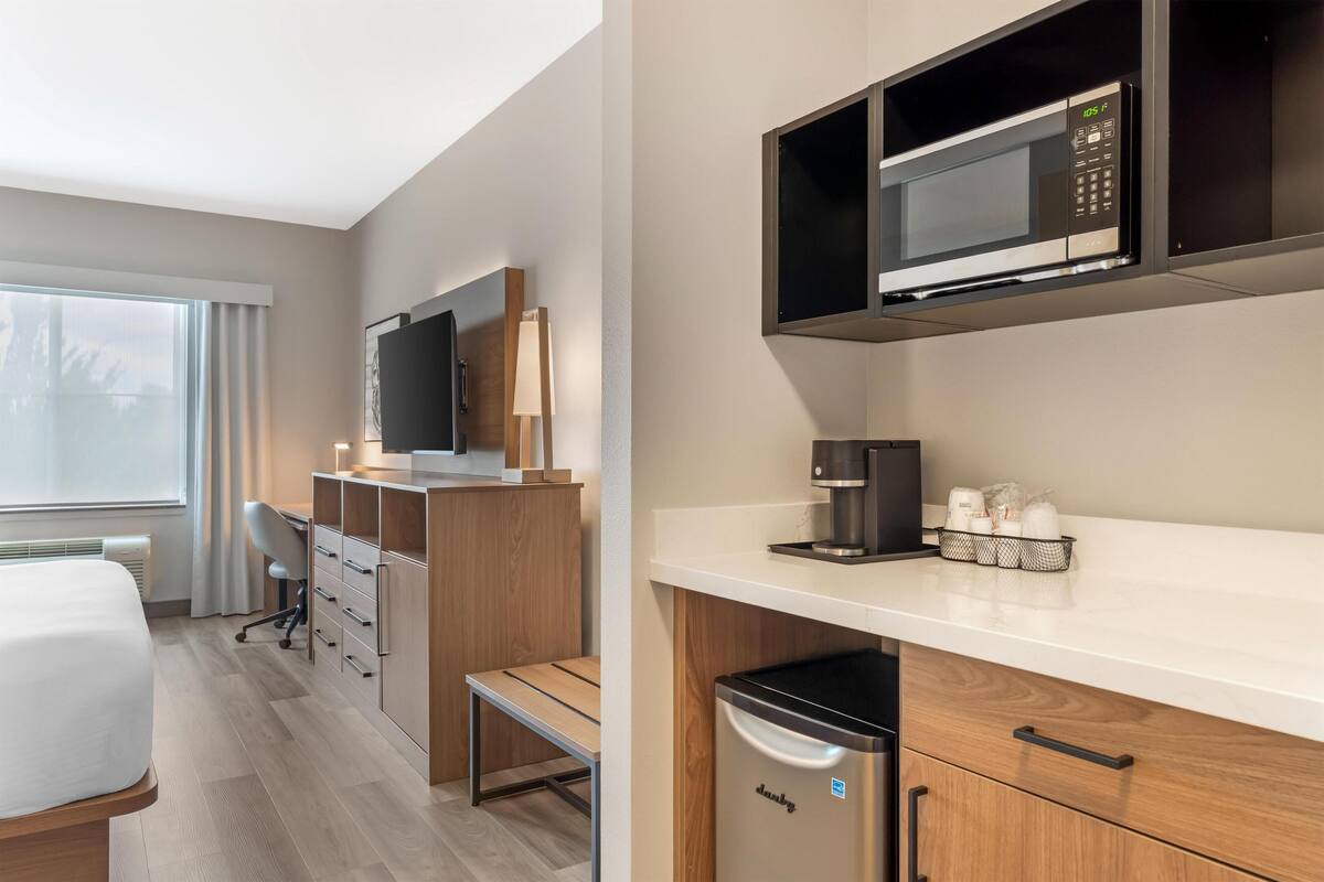 Executive kamer, 1 kingsize bed, niet-roken, koelkast & magnetron (with Sofabed) | Luxe beddengoed, een kluis op de kamer, een bureau, een laptopwerkplek