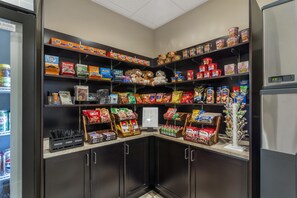Een goed gevulde voorraadkast met planken vol levensmiddelen, waaronder conserven, snacks en bakbenodigdheden.