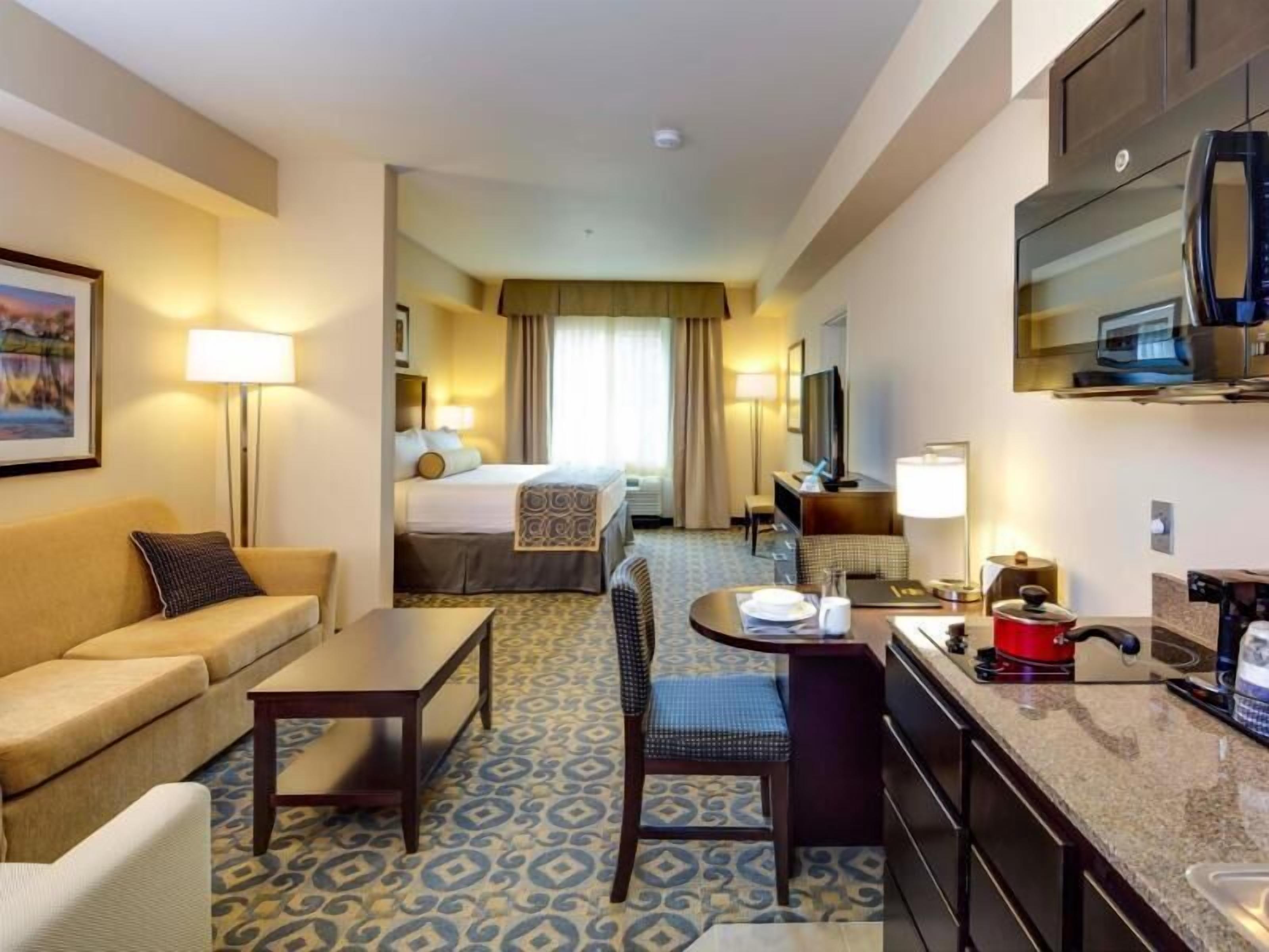 Premium bedding, in-room safe, desk, laptop workspace